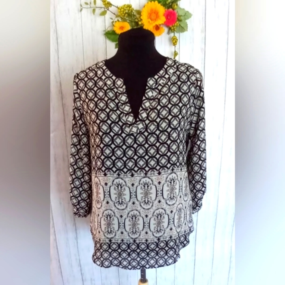 Top Blouse Cato women size XS Casual V Neck Sleeve Roll tab New Geometric